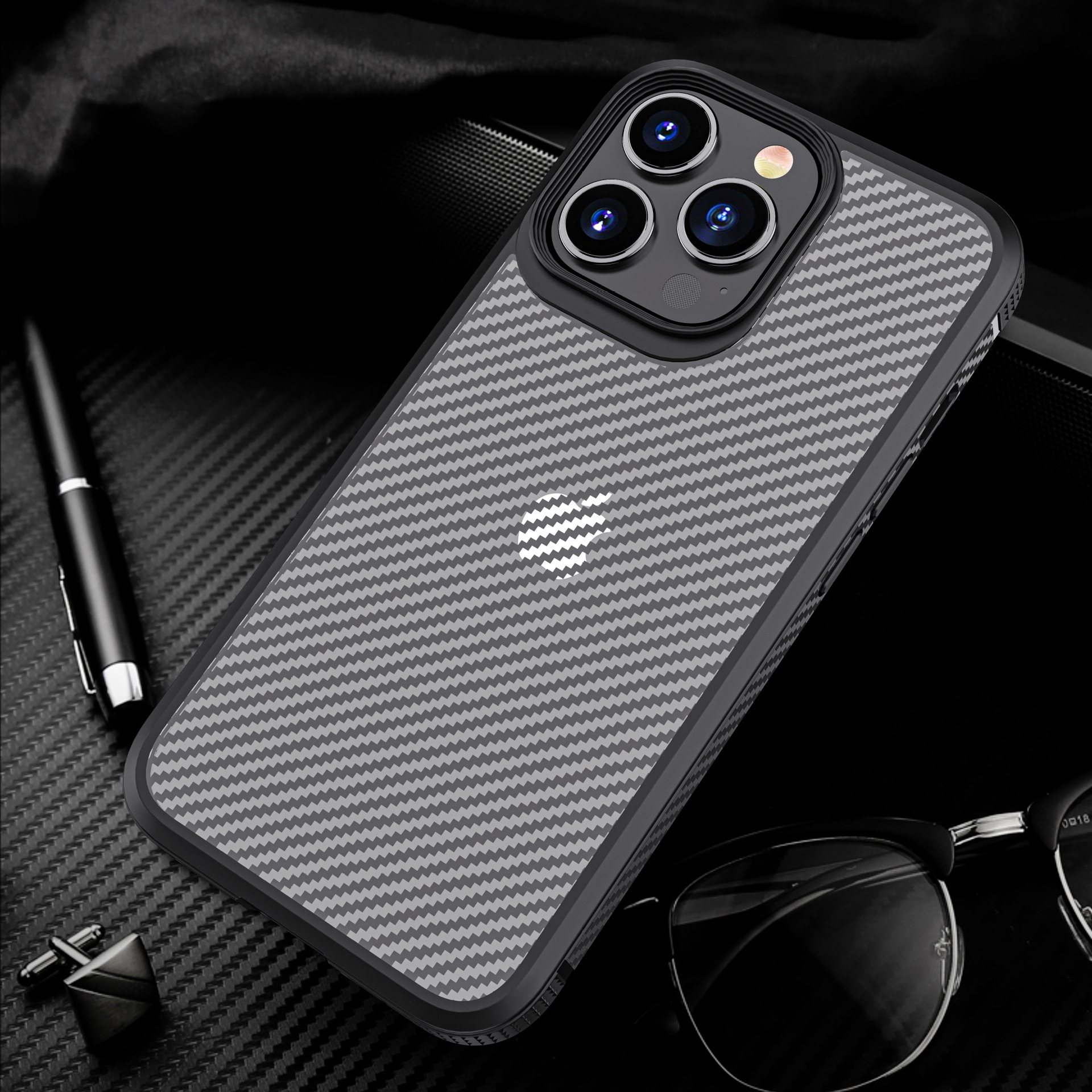 适用于苹果13promax手机壳新款五金半透明碳纤维纹iphone12保护套