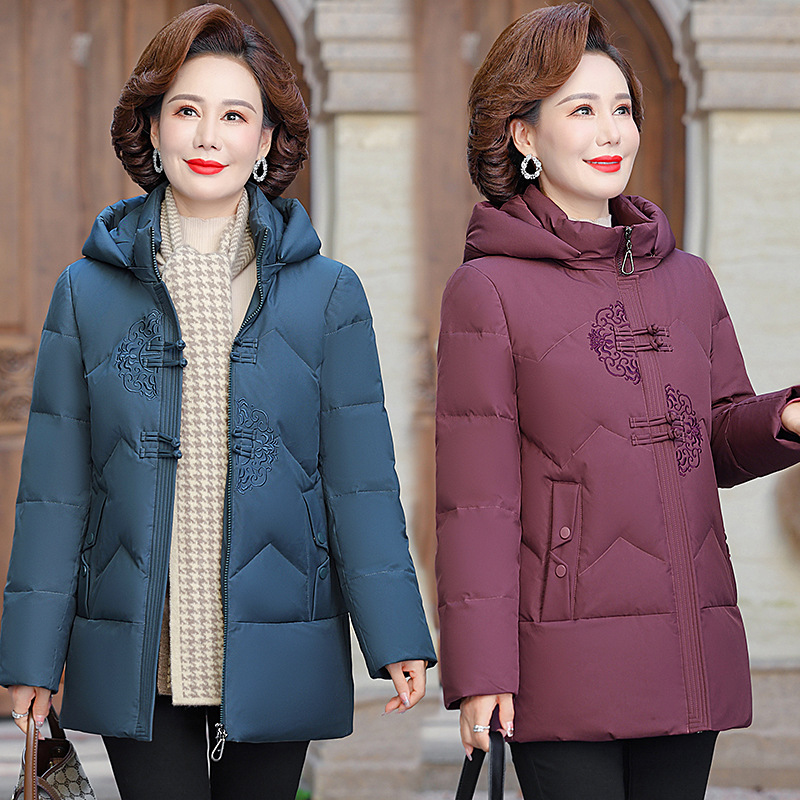 妈妈羽绒服冬季2024新款短款连帽奶奶加厚时尚保暖中老年人外套女