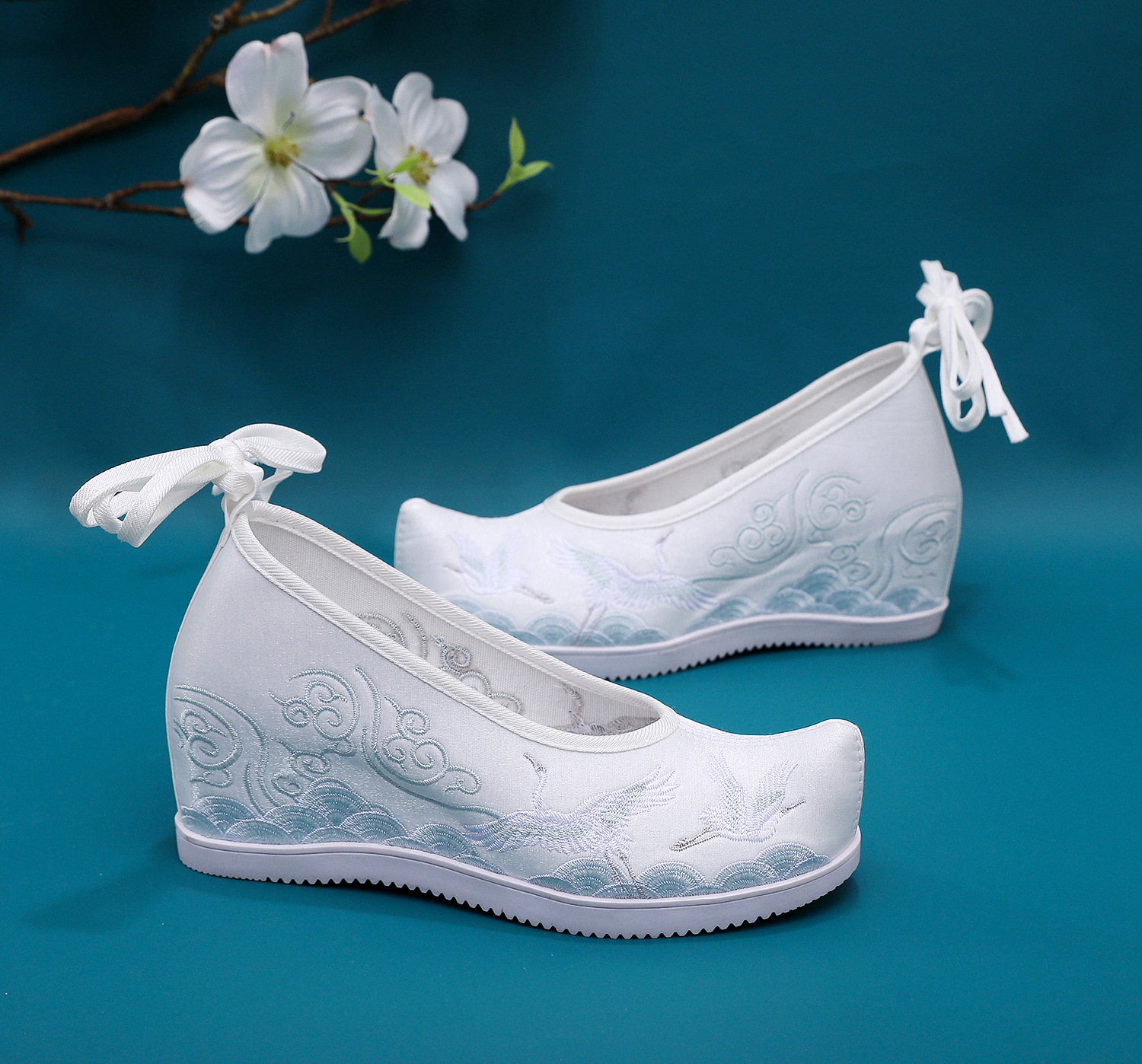 翩若内增高坡跟翘头汉服鞋鞋少数民族绣花布鞋2021夏季女单鞋古风