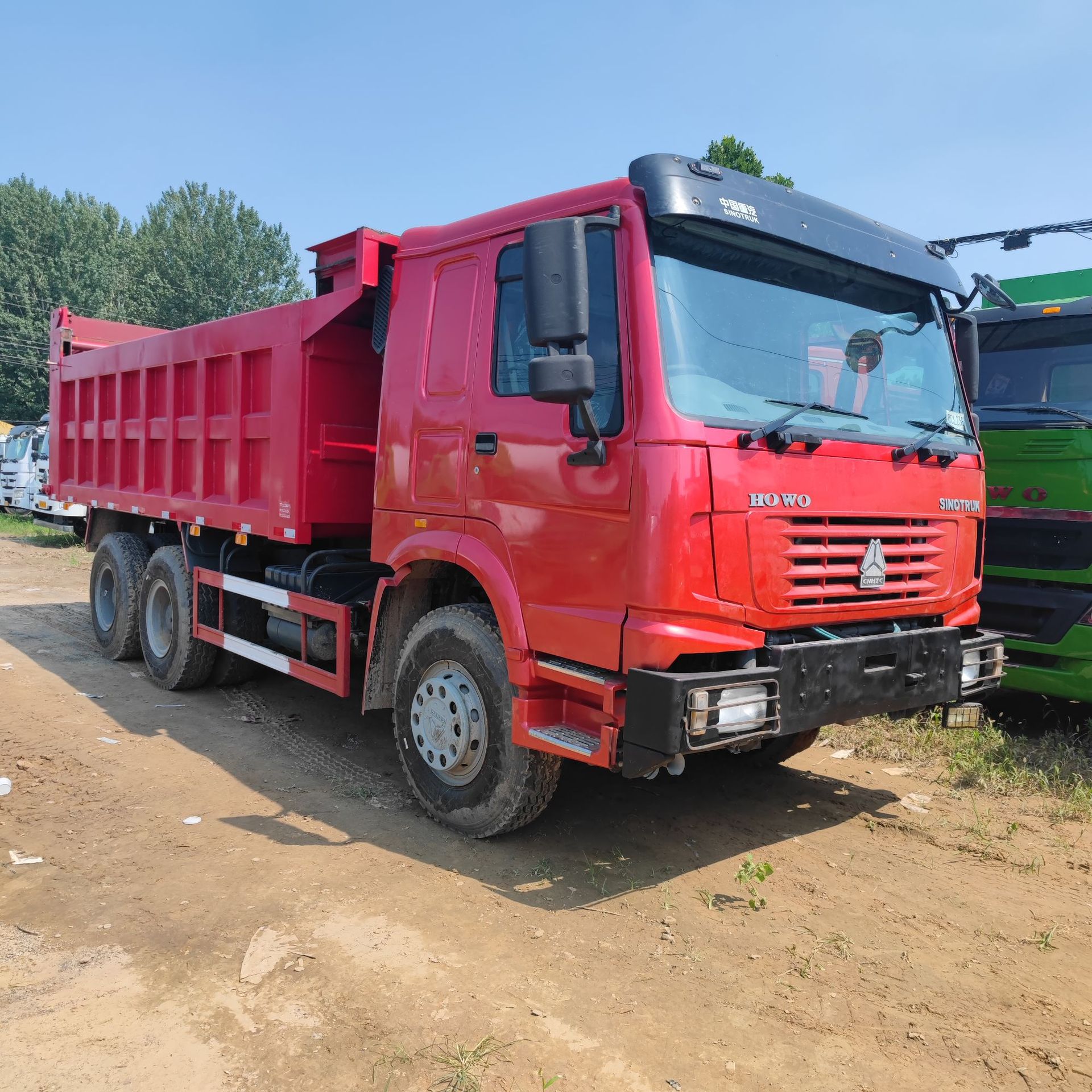 出口二手豪沃自卸车 375马力倾斜式翻斗车 三桥卡车