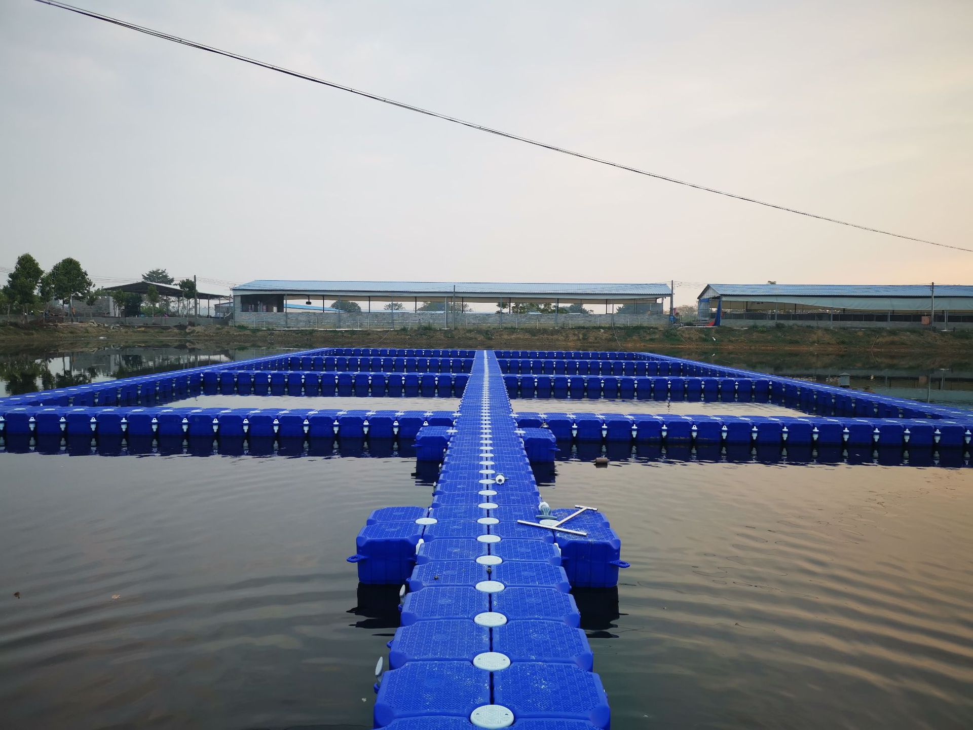 海上抗风浪网箱养殖浮筒 漂浮式水上游泳池 龙舟比赛浮动码头出租