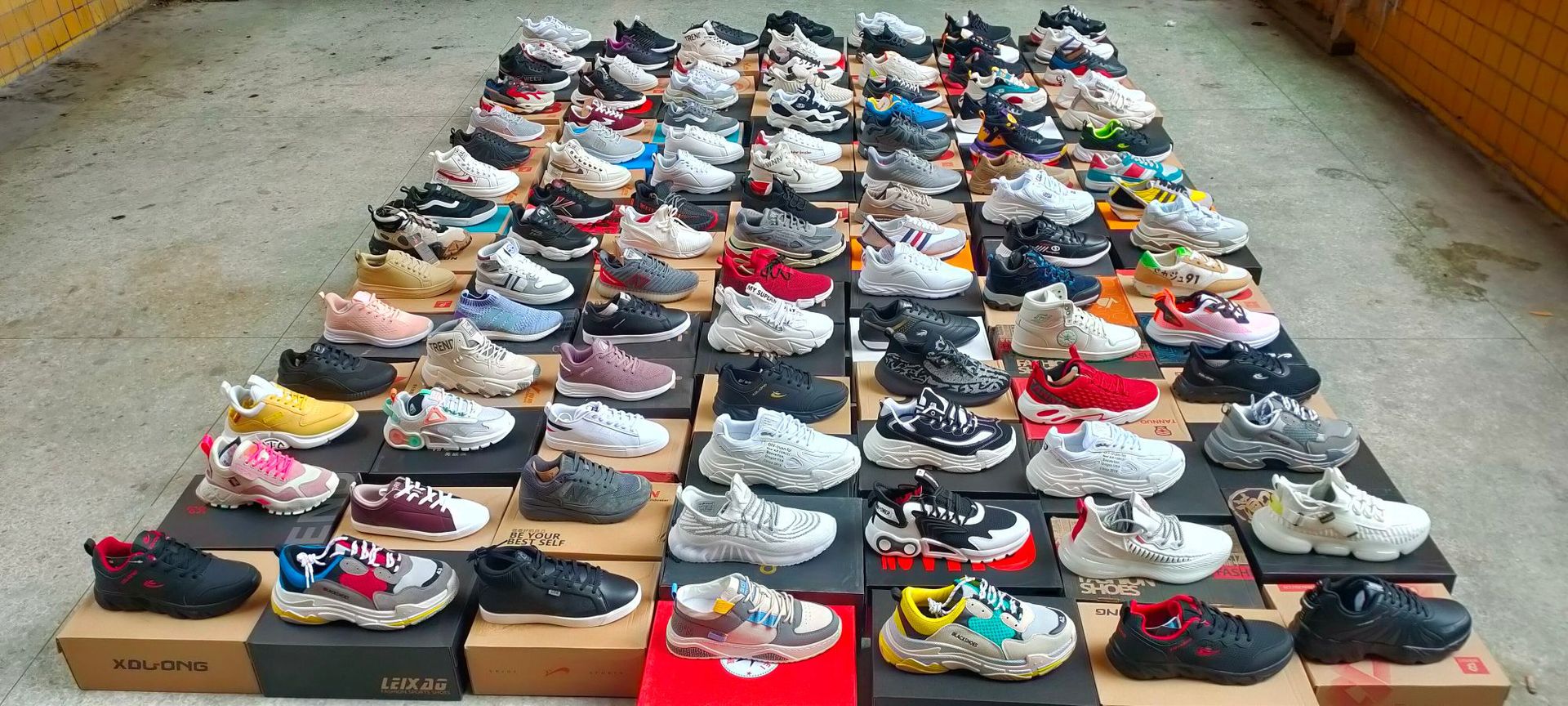 秋冬款多品牌杂鞋摆地摊实体鞋店阿迪王露友喜得龙
