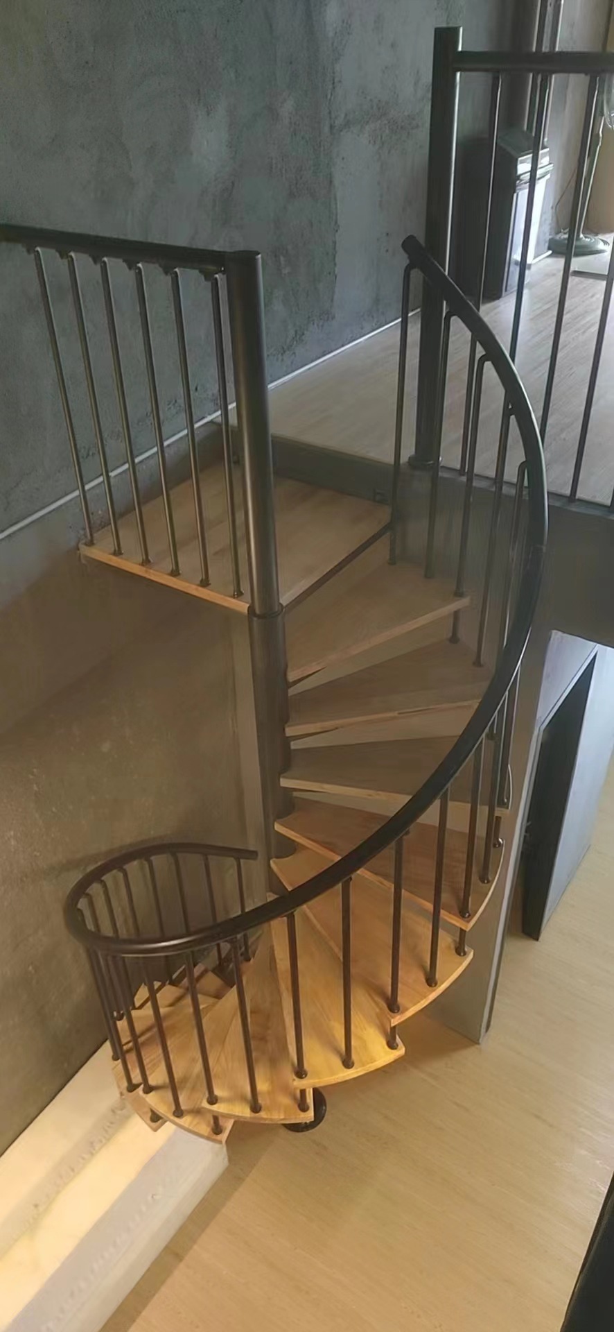 阁楼旋转楼梯/公寓旋转梯/复式钢木楼梯/别墅旋转梯/成品楼梯厂家
