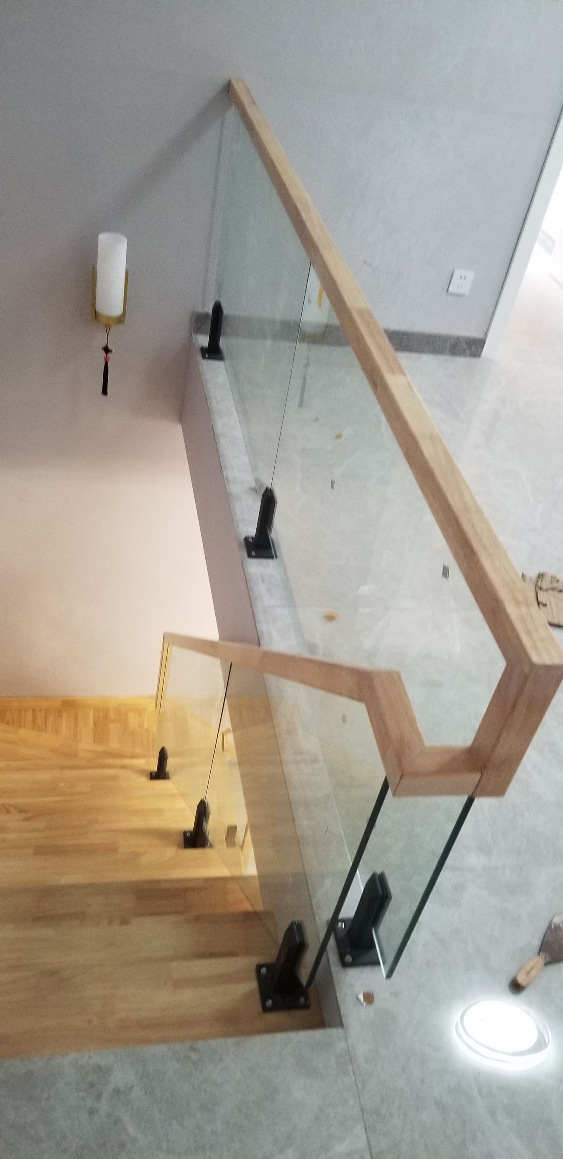 实木烤漆木楼梯栏杆护栏u型槽楼梯扶手钢化玻璃卡槽室内现代