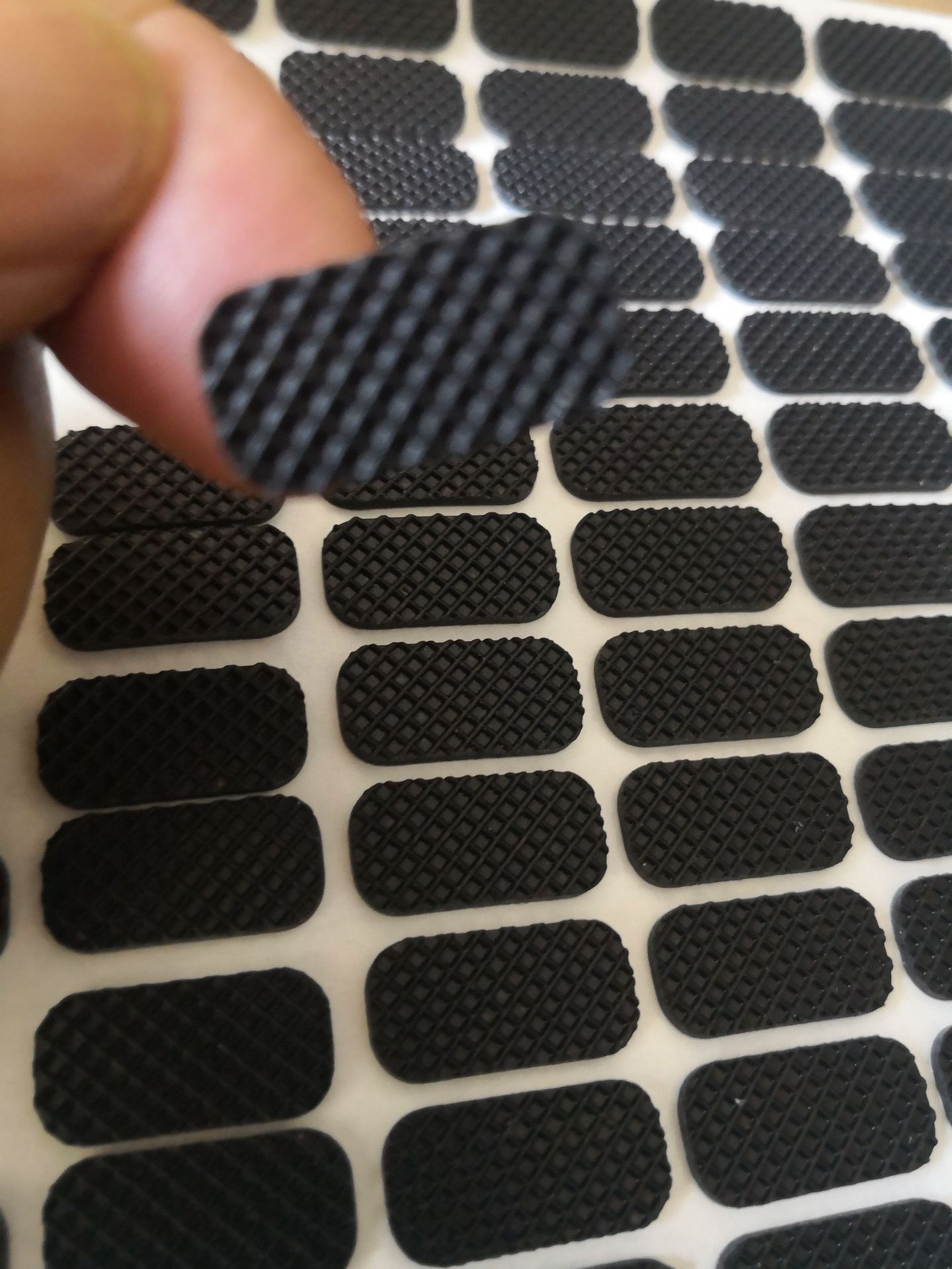 自粘保护防滑贴硅胶脚垫橡胶家具防滑垫片桌椅网格减震静音胶垫