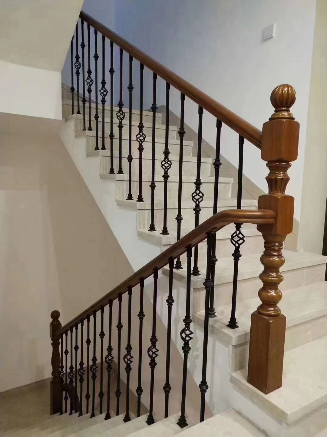 实心铁艺楼梯扶手实木护栏立柱围栏室内简约现代轻奢别墅铁艺栏杆