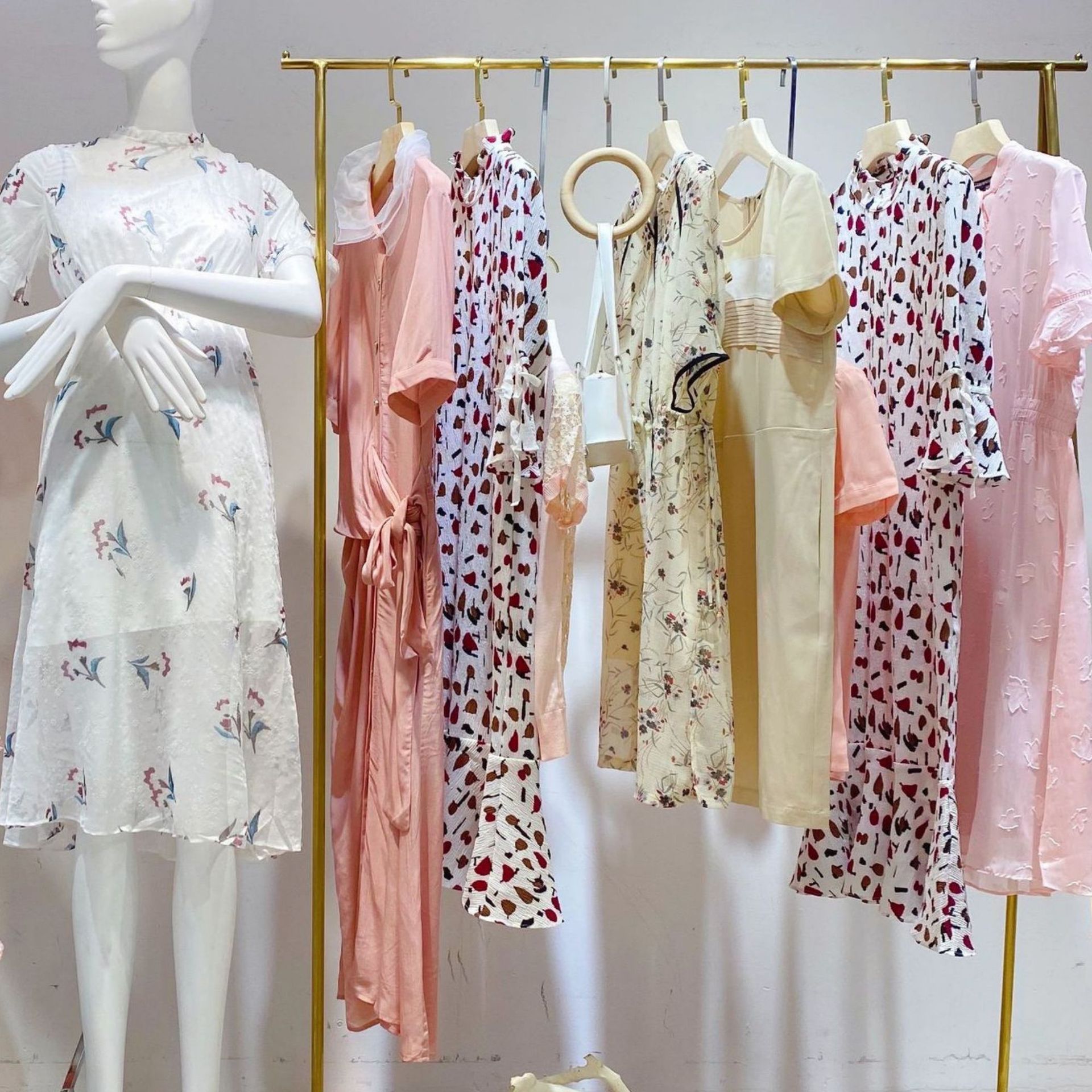 一手货源撤柜女装品牌折扣衣批发裙子地摊朗姿外贸尾单三彩女装