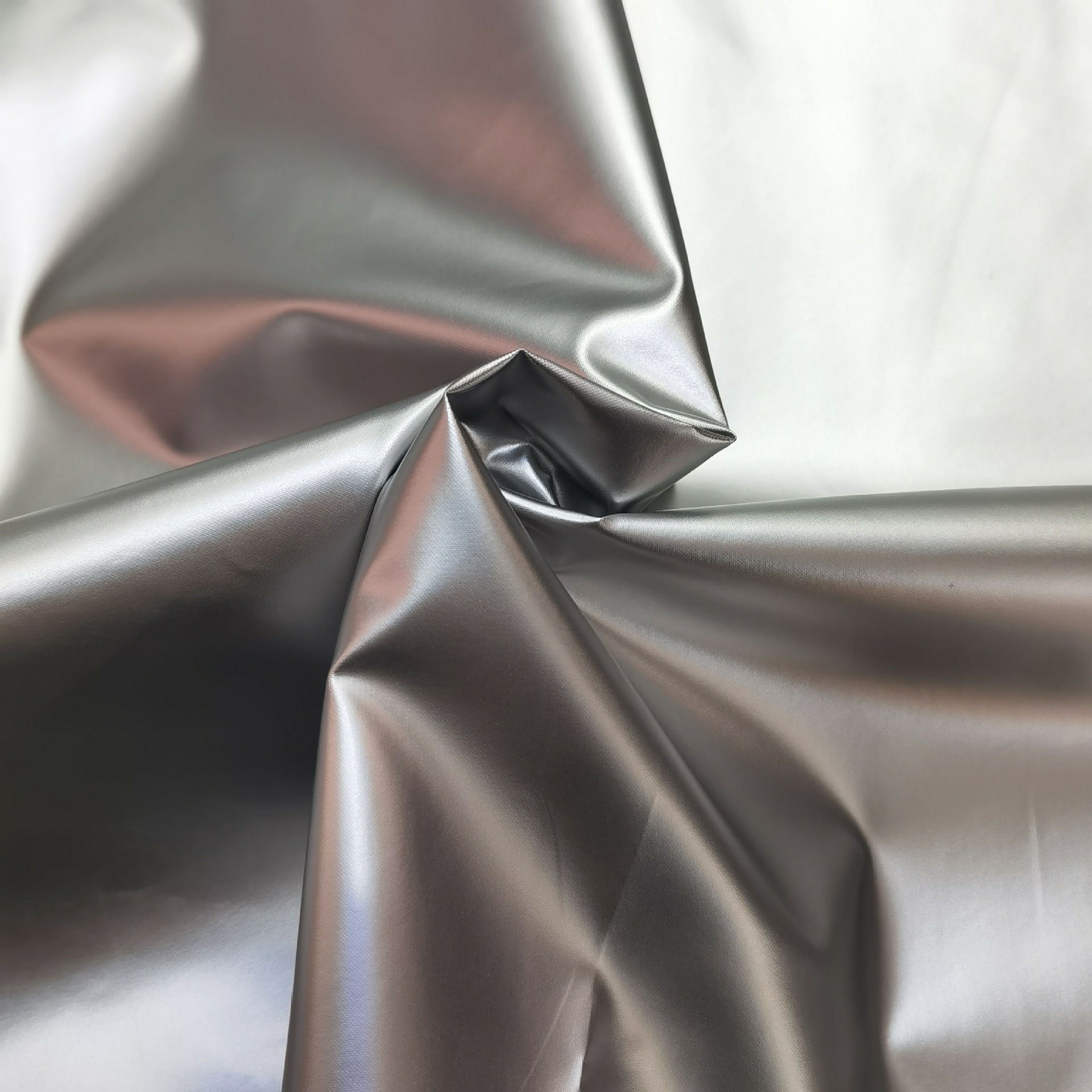 厂家现货 亮面离型纸面料 亮pu金属色银防水珠光羽绒服面料 仿皮