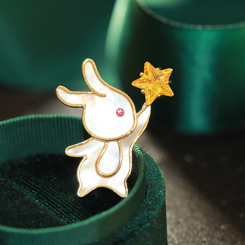 摘星星的小兔子 可爱天然贝壳小白兔胸针甜美生肖动物别针男女款
