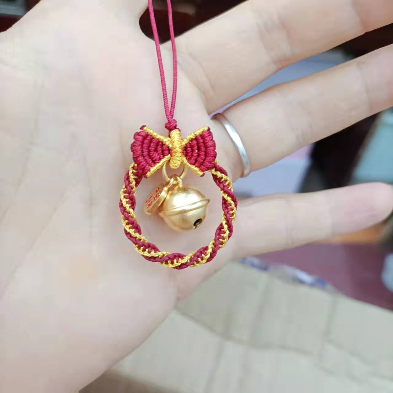 2022新款在逃公主蝴蝶结铃铛款圣诞花环手机吊绳手工编制吊坠