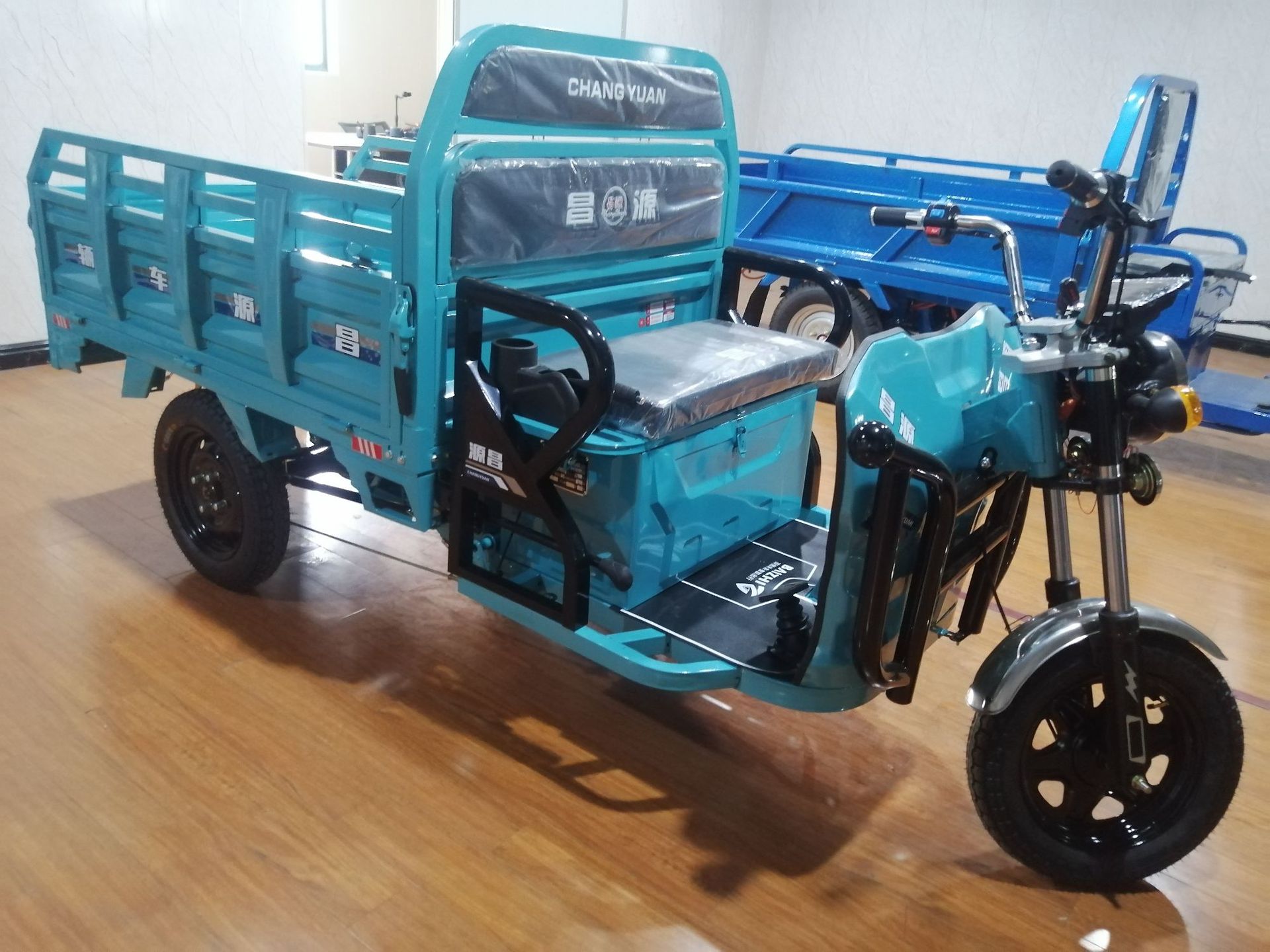 电动三轮车cy1500dzh三轮载货车新款挡风-阿里巴巴