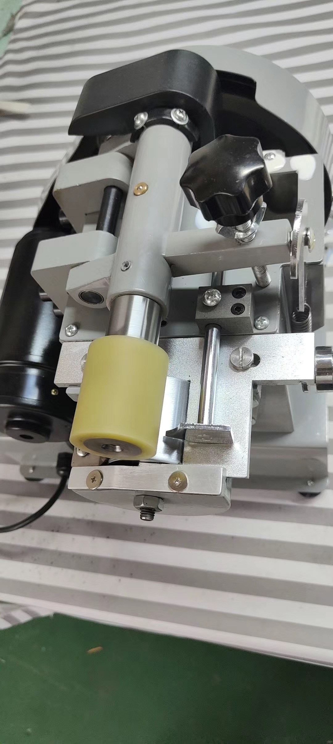 小型调速上胶机黄胶机皮革白胶机手提袋鞋酒盒盖子围条涂胶机