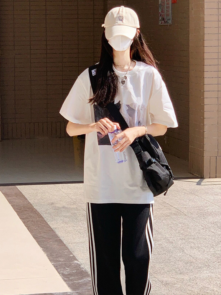 夏季休闲运动服女图片