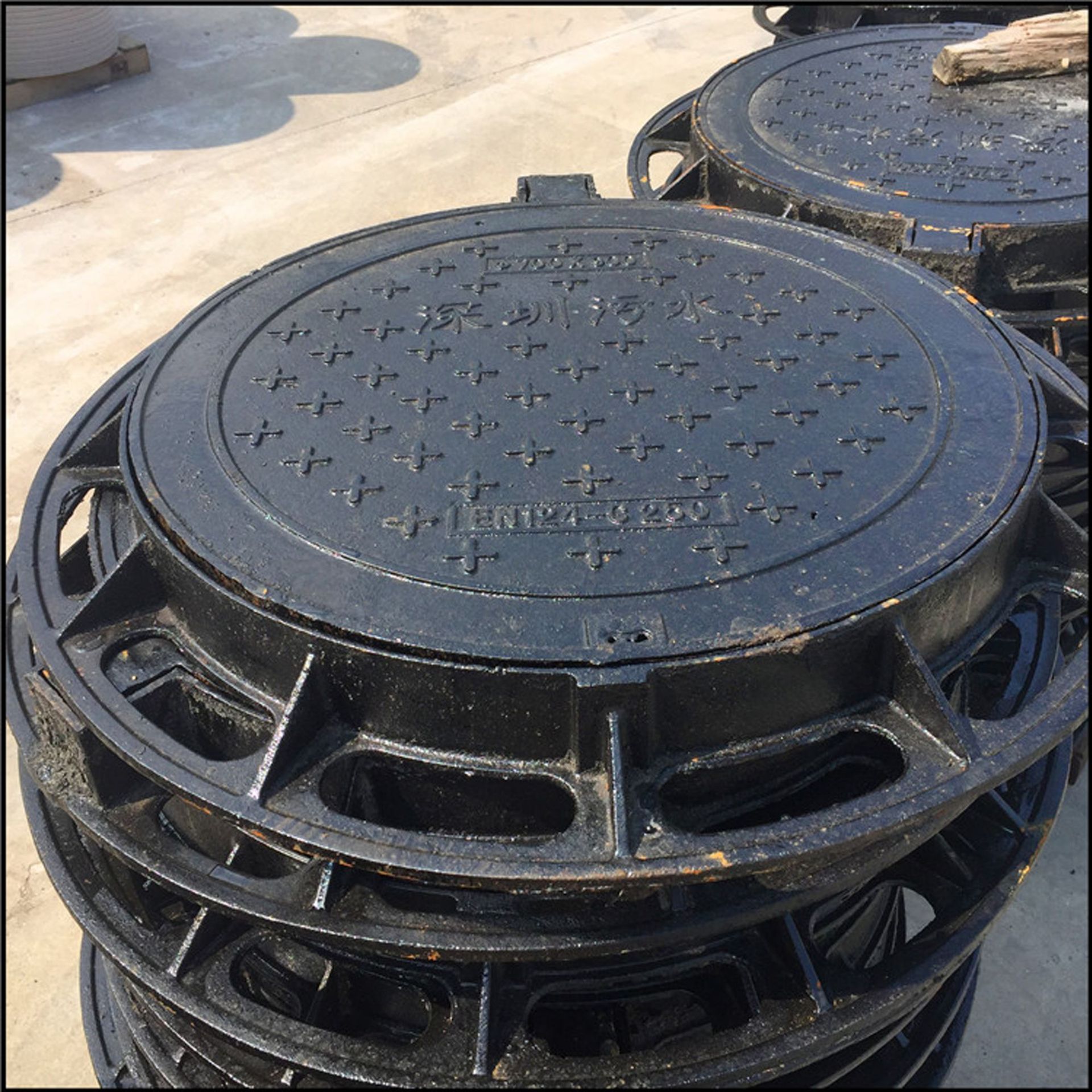 球墨铸铁井盖 市政道路用圆700重型防沉降雨水电力通信铸铁井盖