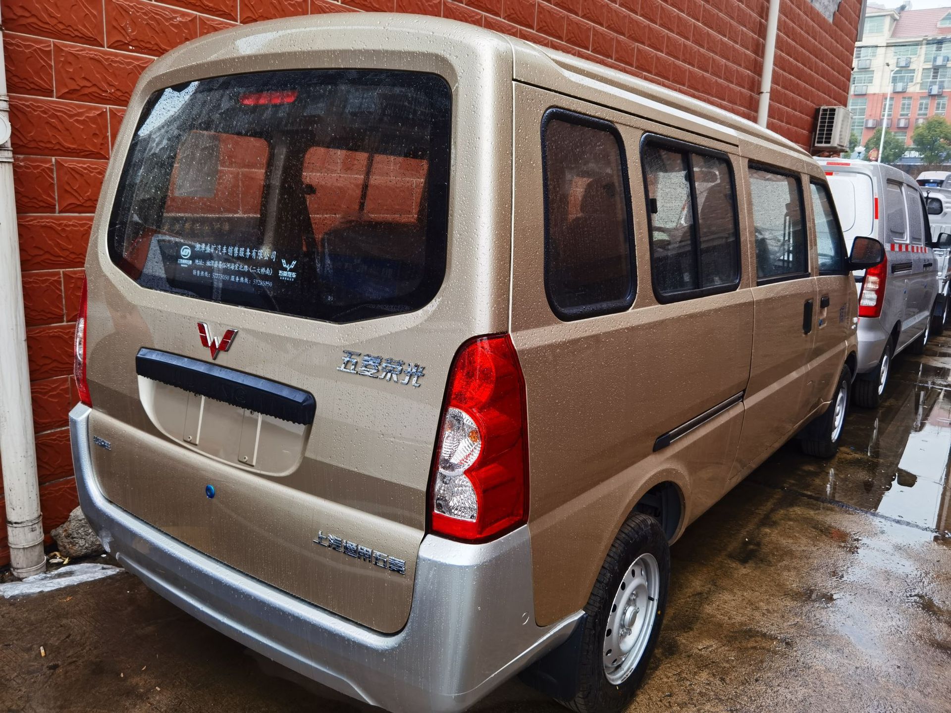 五菱宏光加长版面包车lzw6450p6拉货车7座中型商务车