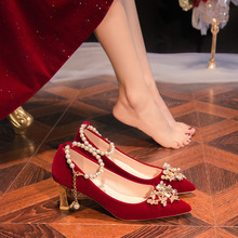 中式婚鞋新娘鞋红色单鞋2023新款水钻蝴蝶结一字串珠扣粗跟高跟鞋