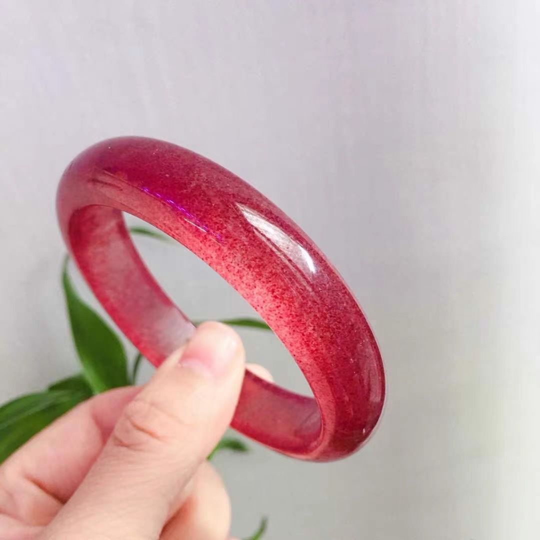 天然草莓晶手镯无裂鸽血手镯红晶体通透颜色鲜艳草莓晶满满