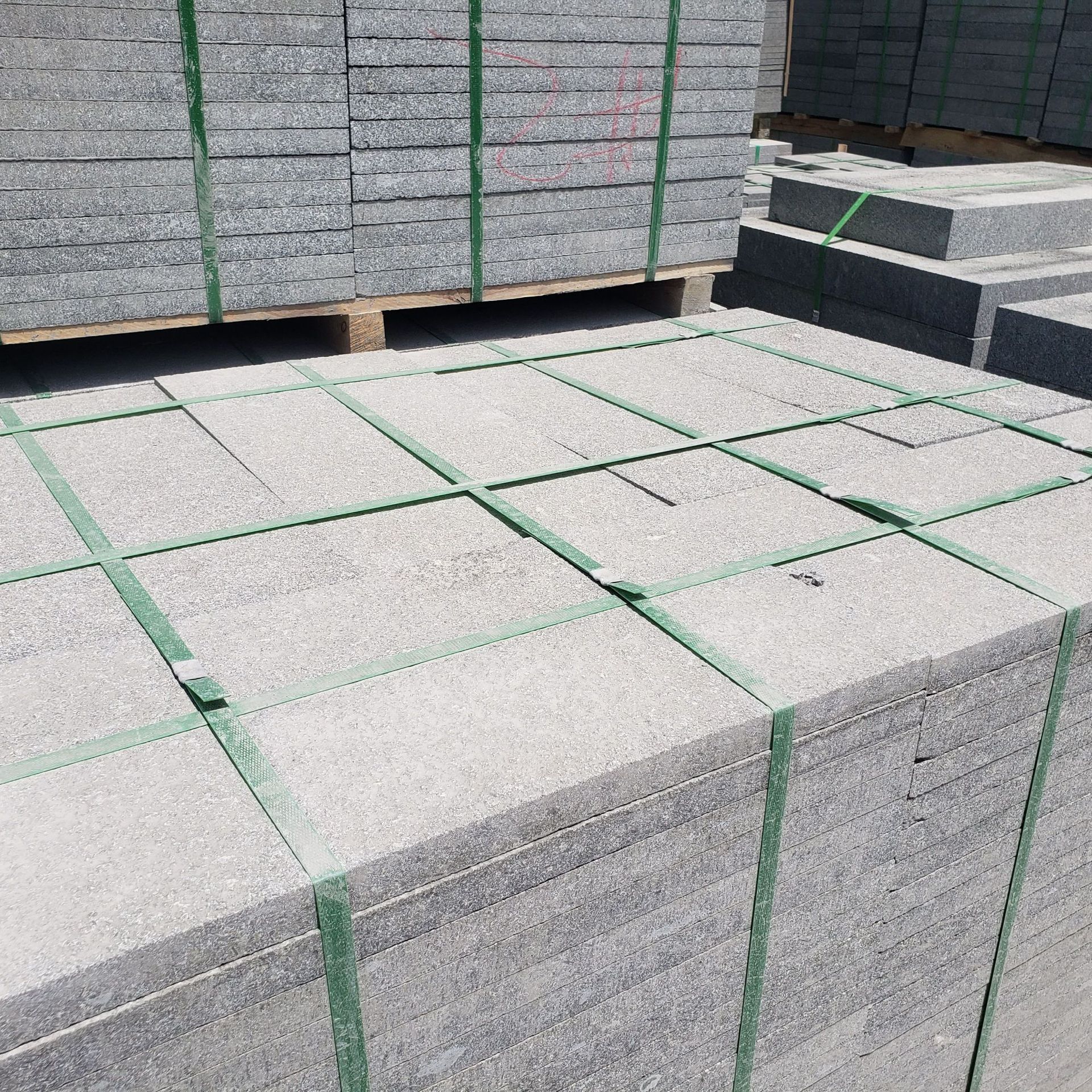 山西芝麻黑花岗岩石材 草原绿 荔枝面火烧板 公园地铺