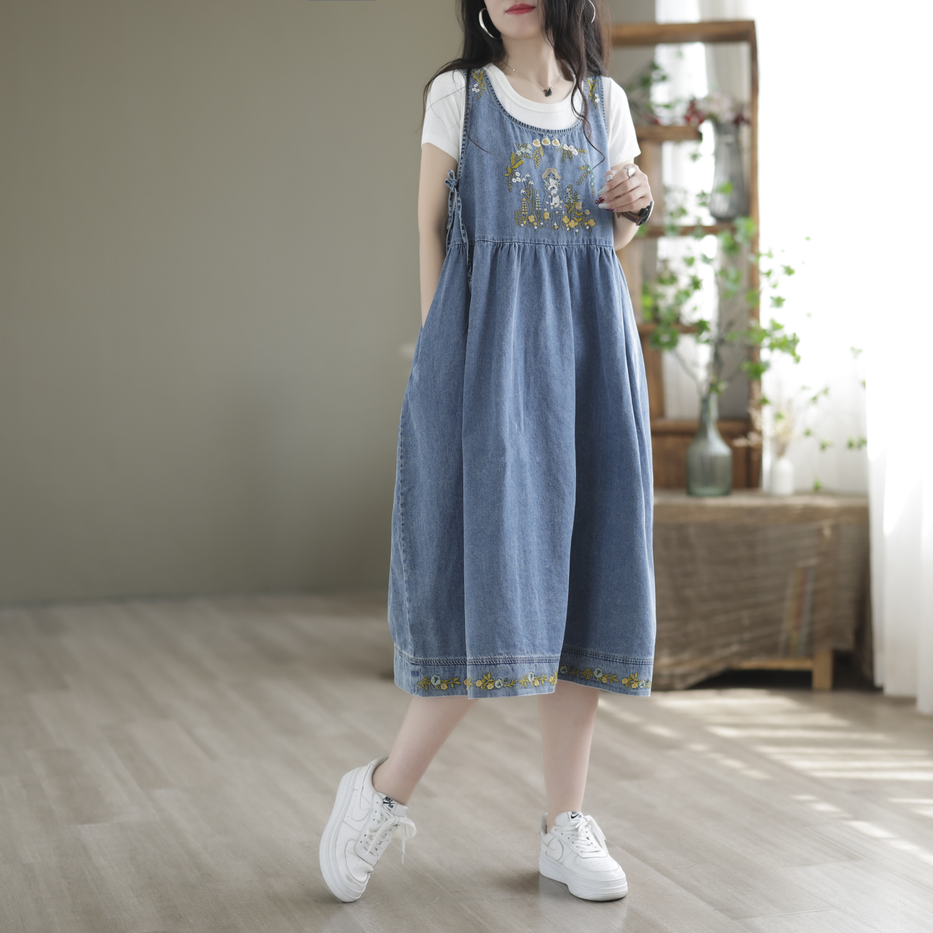 简梦复古刺绣连衣裙女2022夏季新款宽松休闲中长款牛仔背带裙0026