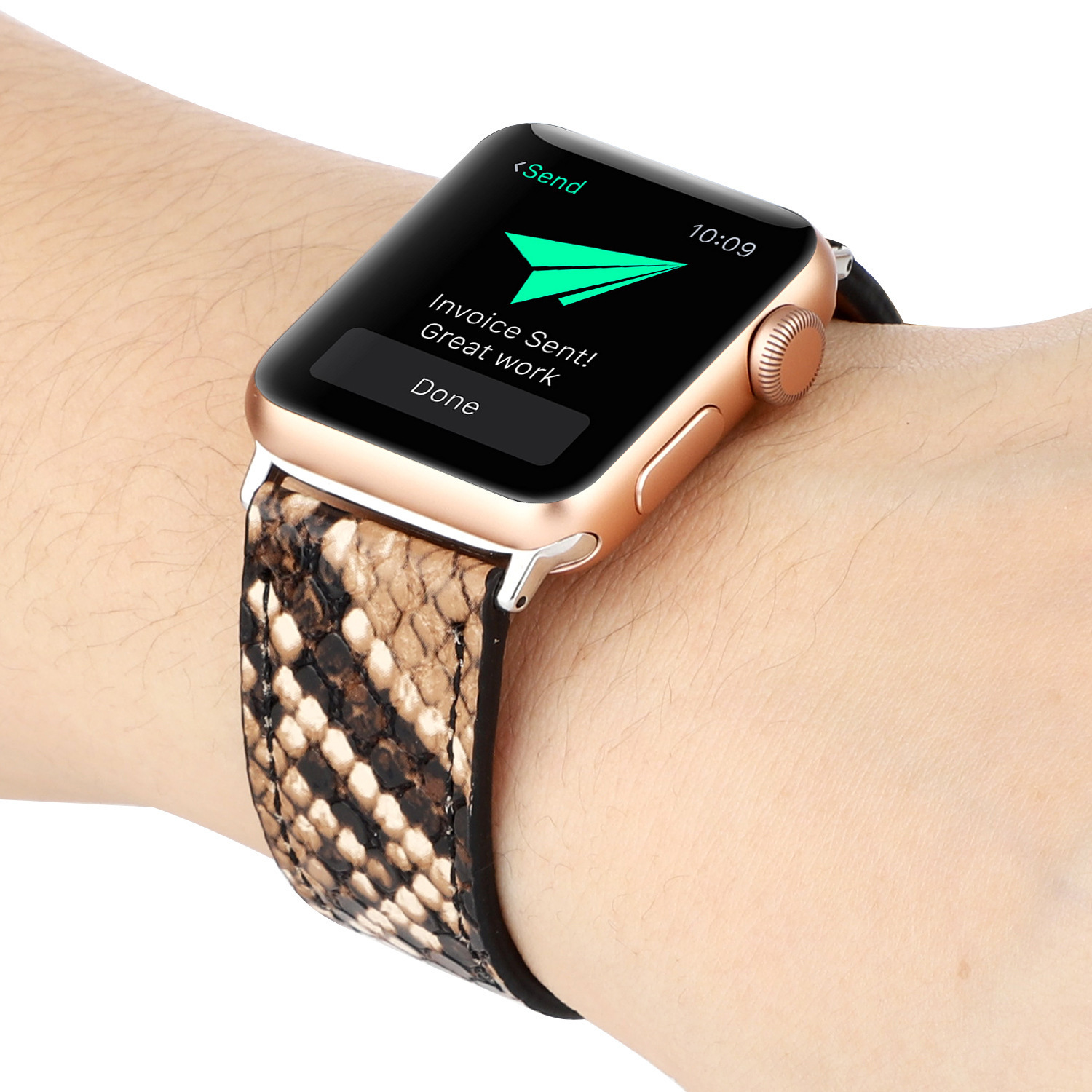 适用applewatch 6/5/4/3/2代皮质蛇纹雕印表带se时尚个性男女腕带