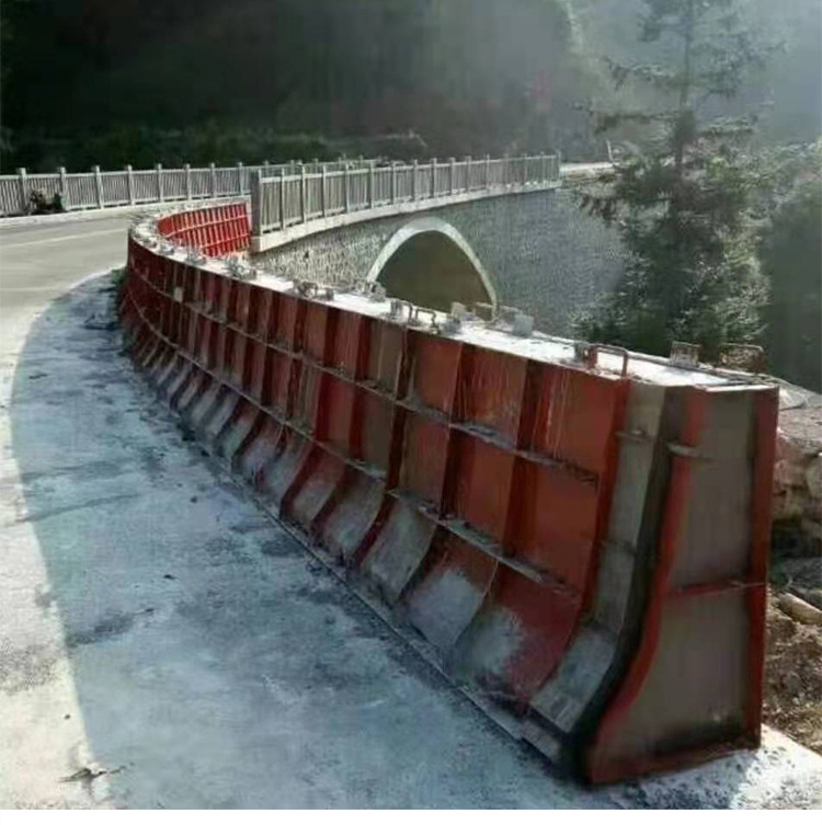 桥梁防撞护栏模具钢筋混凝土防撞墙护栏钢模具公路中央防撞墙模具