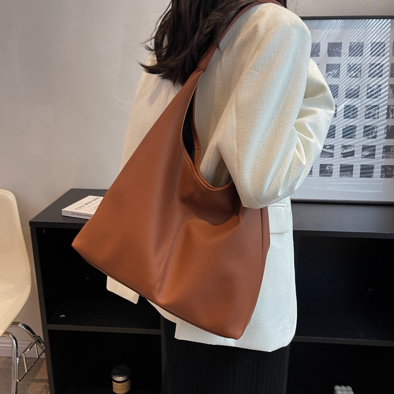Fashion Simple Shoulder Underarm Bag Spring and Summer New Large Capacity Crossbody Shoulder Bag Advanced Texture Commuter Tote