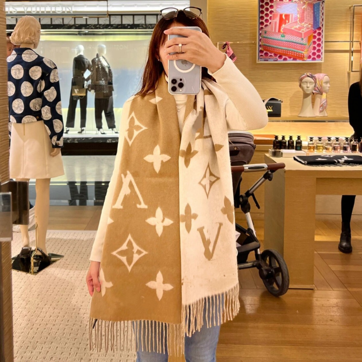 大牌lv羊绒围巾双面字母围巾女高级感披肩黑灰奶茶咖啡色渐变围脖