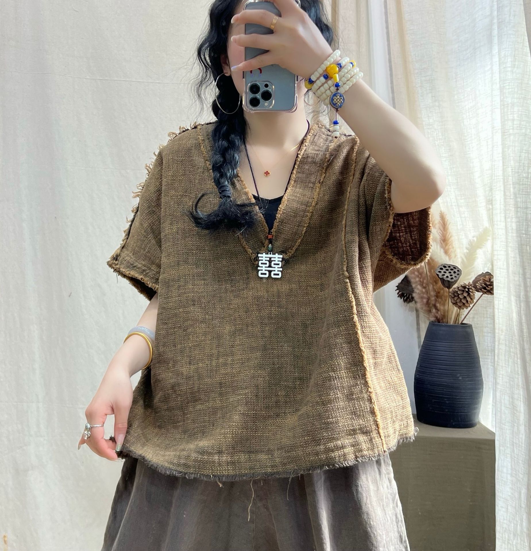 春季复古风粗布麻料中袖衬衫女v字领毛边亚麻蝙蝠衫套头宽松上衣