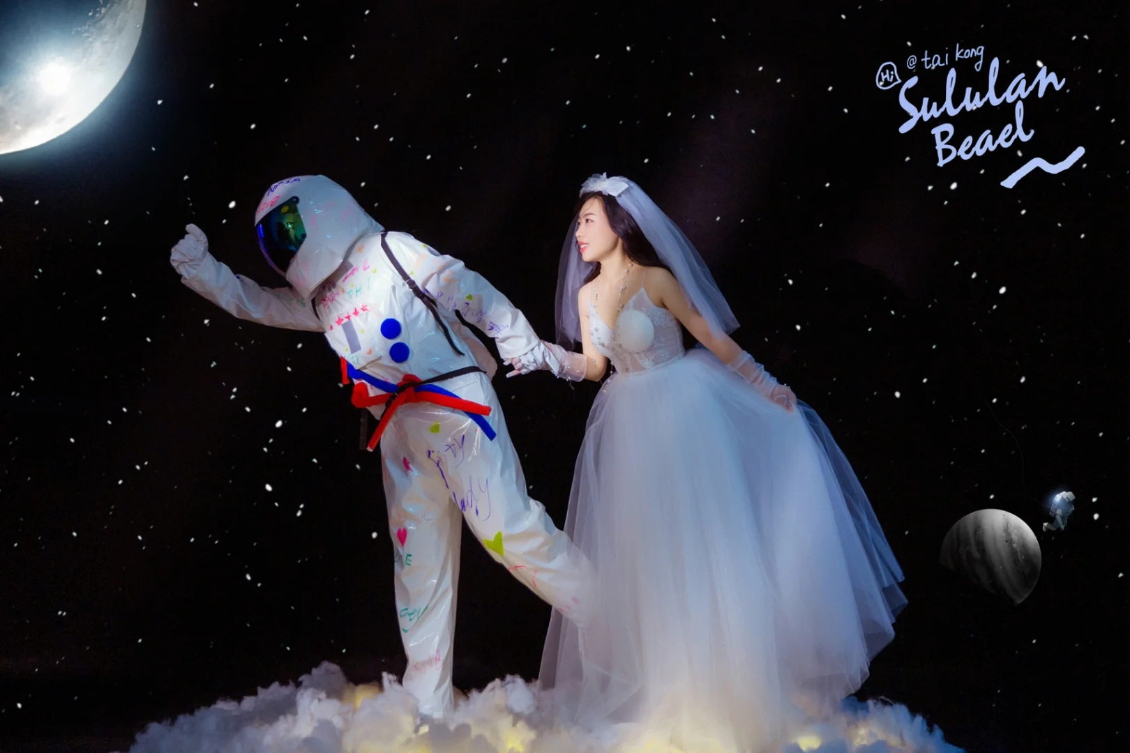 影楼拍照主题宇航员太空服情侣写真服装涂鸦婚纱摄影礼服2021新款