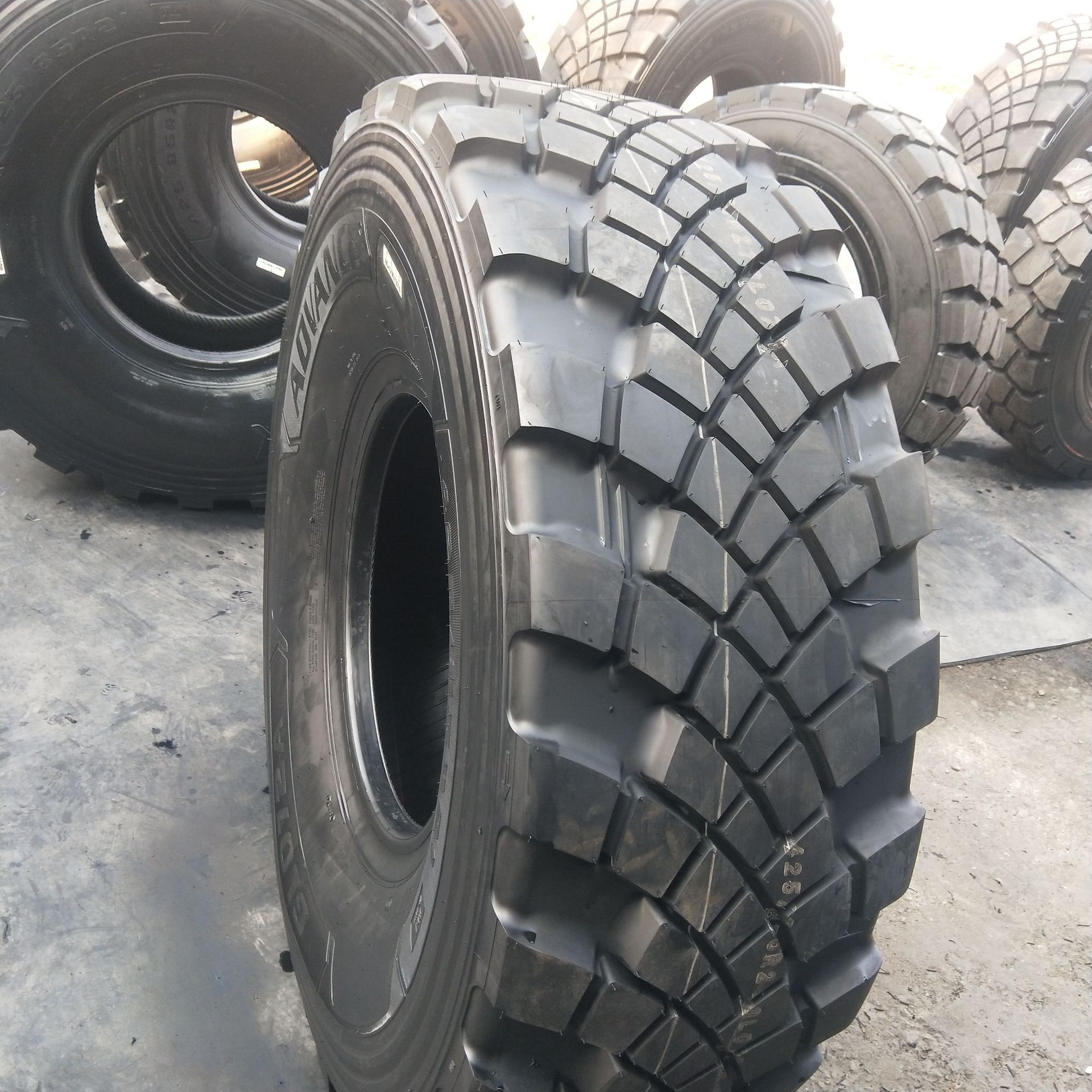 现货沙漠运输卡车越野轮胎425/85r21油罐车真空轮胎24r20.5 24r21