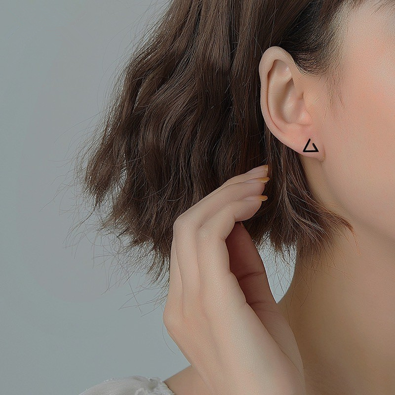 如业999纯银黑色三角耳钉女小耳环冷淡高级耳饰精致简约新款耳丁