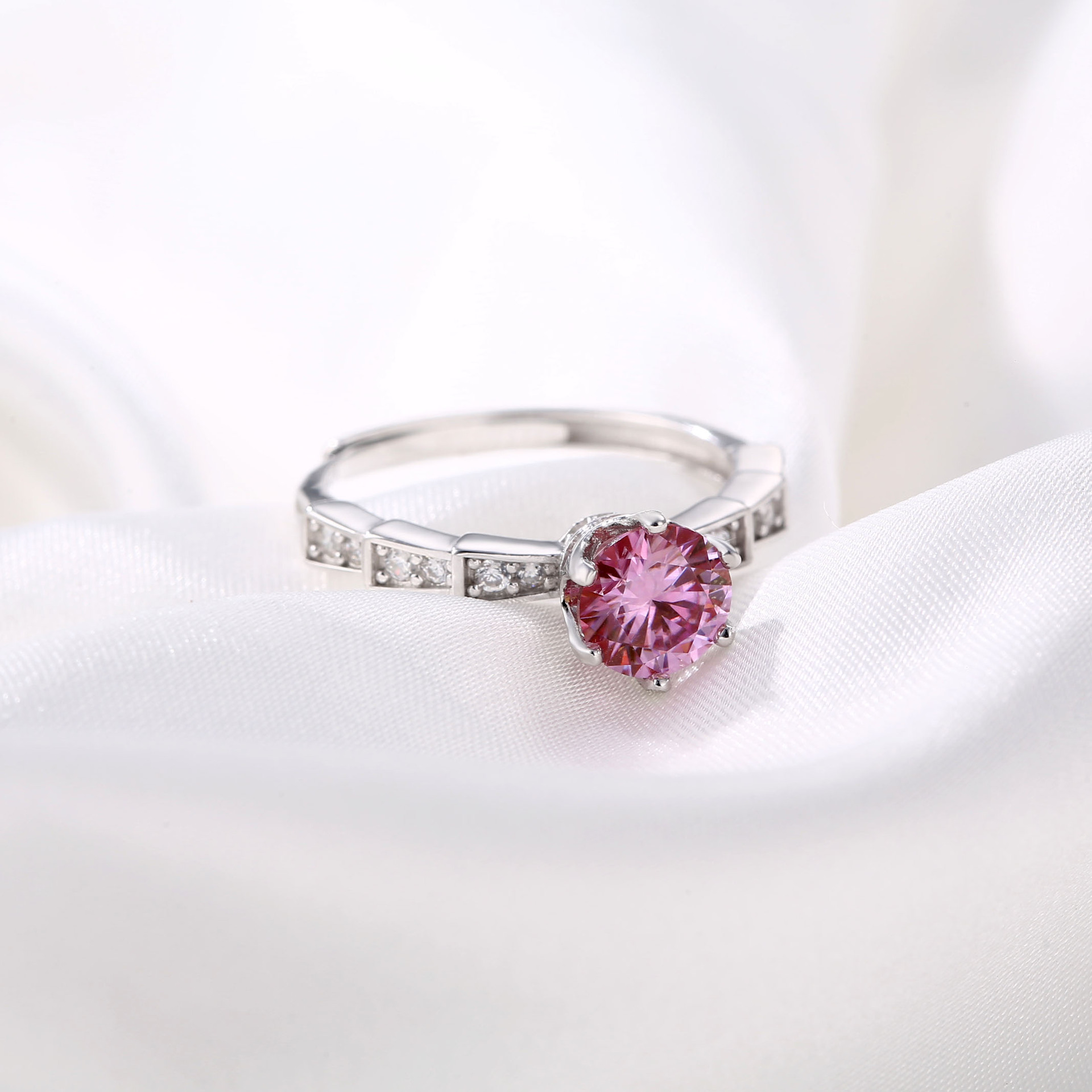 莫桑石粉色钻戒女蛇骨梯形单排六爪戒指1克拉钻石婚戒女