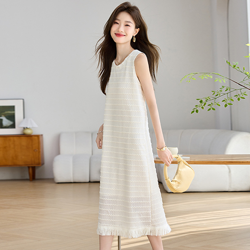 白色连衣裙女夏季气质新款2024洋气流苏镂空吊带背心裙无袖长裙子