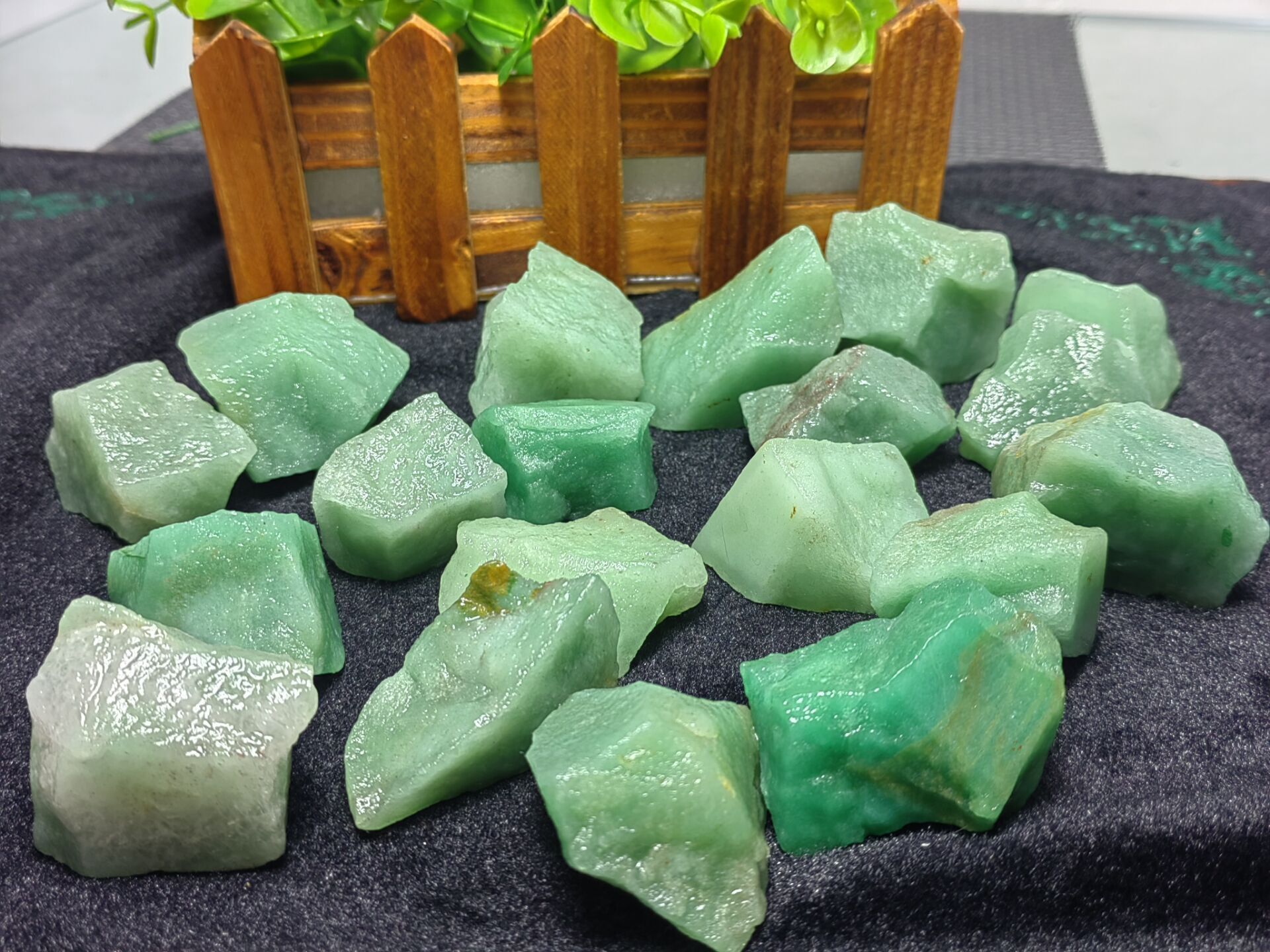 100克价20-40mm左右绿东陵原石摆件 矿物标本 鱼缸盆景石花园装饰