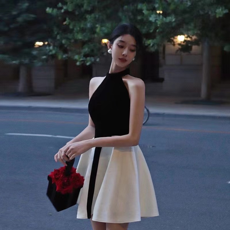 夏季2024新款气质名媛淑女连衣裙高端撞色挂脖无袖高腰a字短裙ins