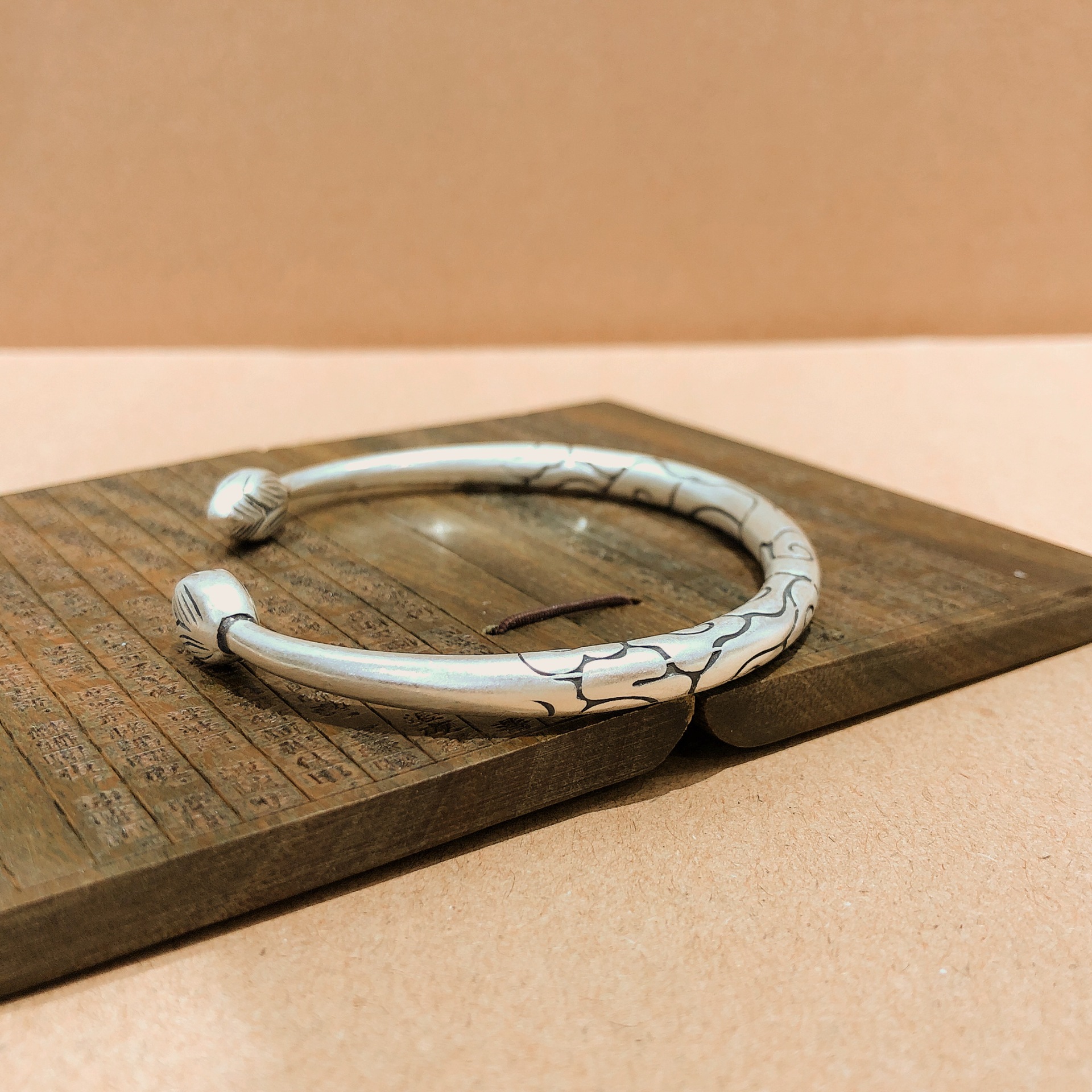 福氏足银990磨砂复古做旧祥云圆肚荷花开口纯银手镯简约小众设计