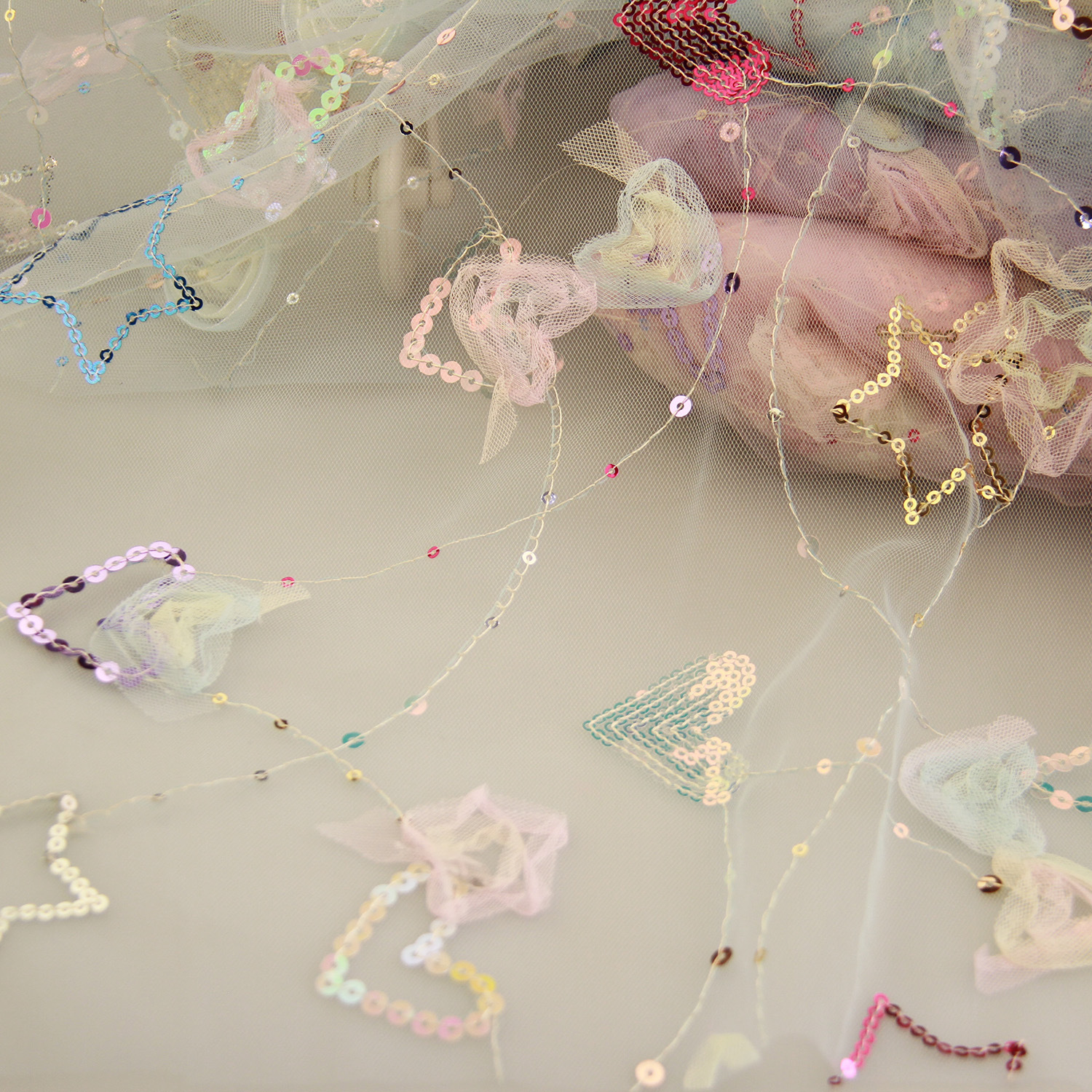 网纱绣片爱心五角星七彩纱 新款立体花朵儿童裙子布料亮片面料