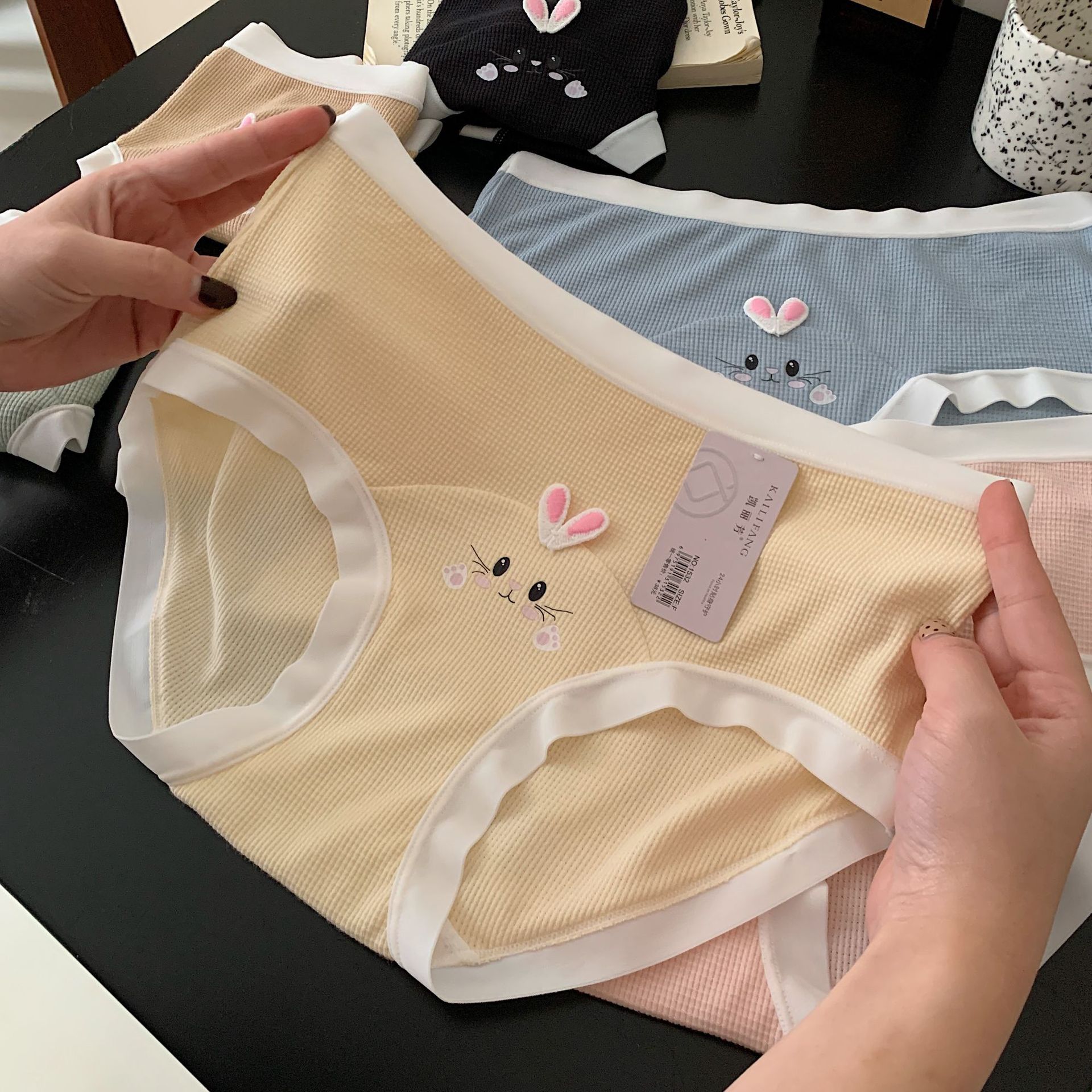 卡通兔子内裤女士抗菌桑蚕丝底档中腰无痕少女生新款三角裤短裤头