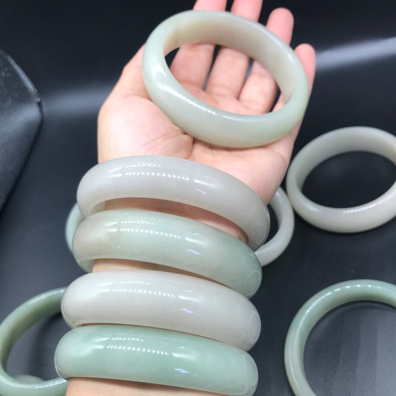 天然内蒙佘太翠透水料飘绿手镯佘太翠玉手镯直播供货量大从优