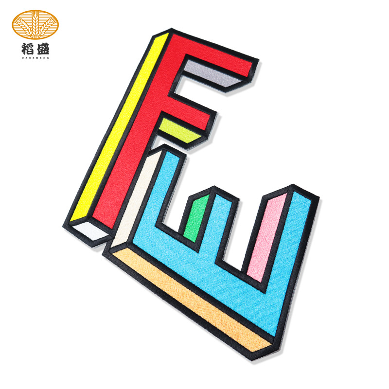 源头厂家字母刺绣logo平绣毛绒贴布绣箱包衣服补丁自粘熨烫毛巾绣