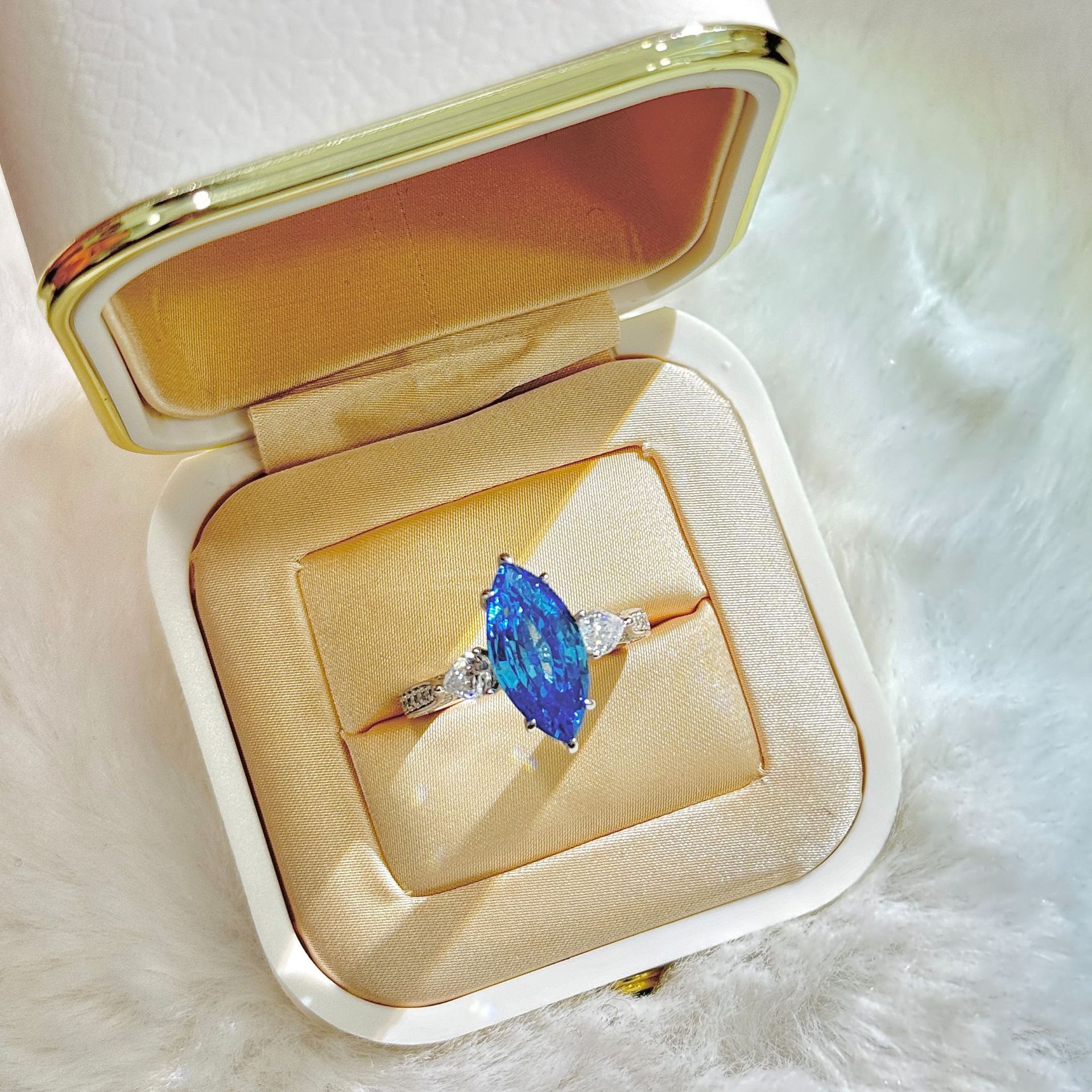 蓝钻大马眼戒指8克拉雾霾蓝高碳钻碎冰切真钻切割精工镶嵌纯银925