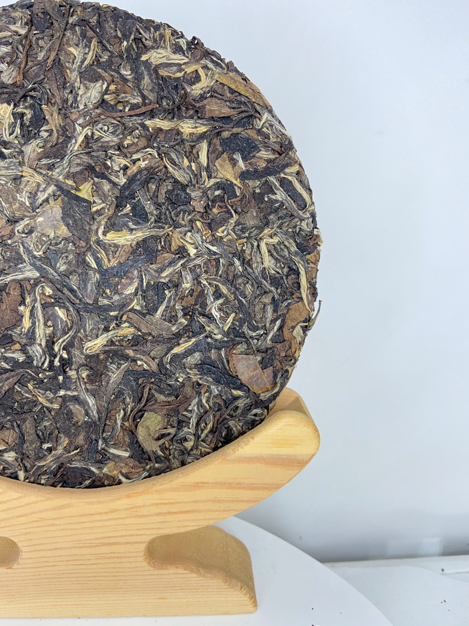 2013福鼎白牡丹老白茶饼枣香味甘寿眉贡眉白毫银针厂家供货