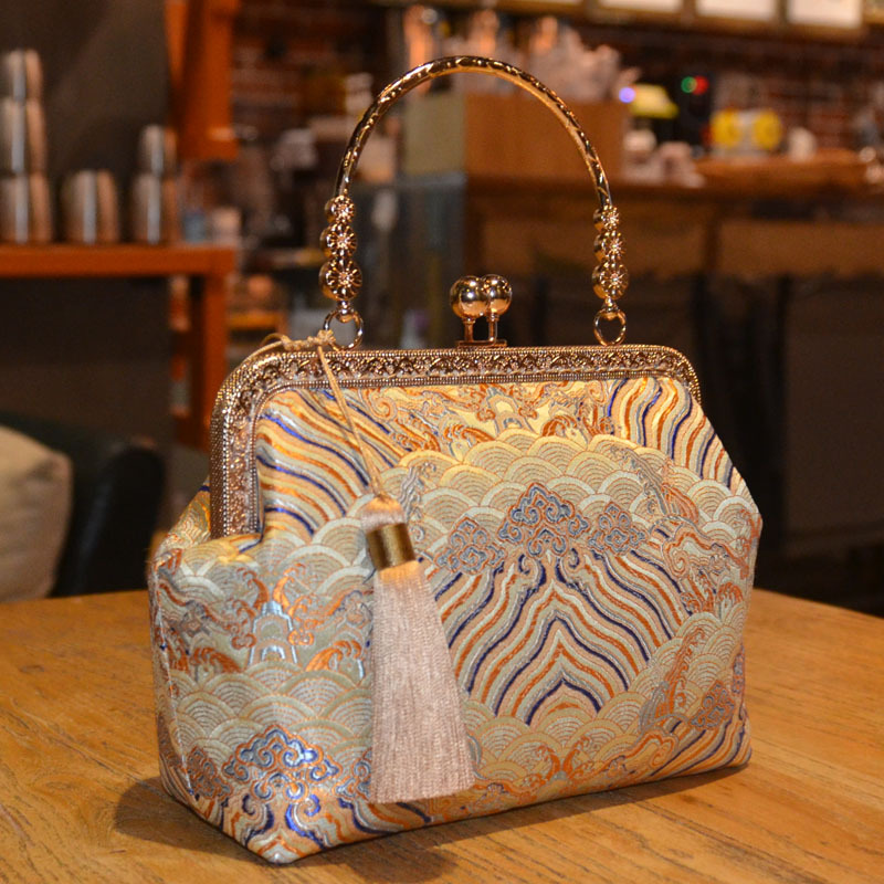 新款国风手工包女婚包手提新娘包真丝旗袍包复古斜挎口金包宴会包