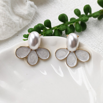 银针白色滴油花瓣珍珠耳环日韩小香风时尚耳钉小众通勤耳饰b885