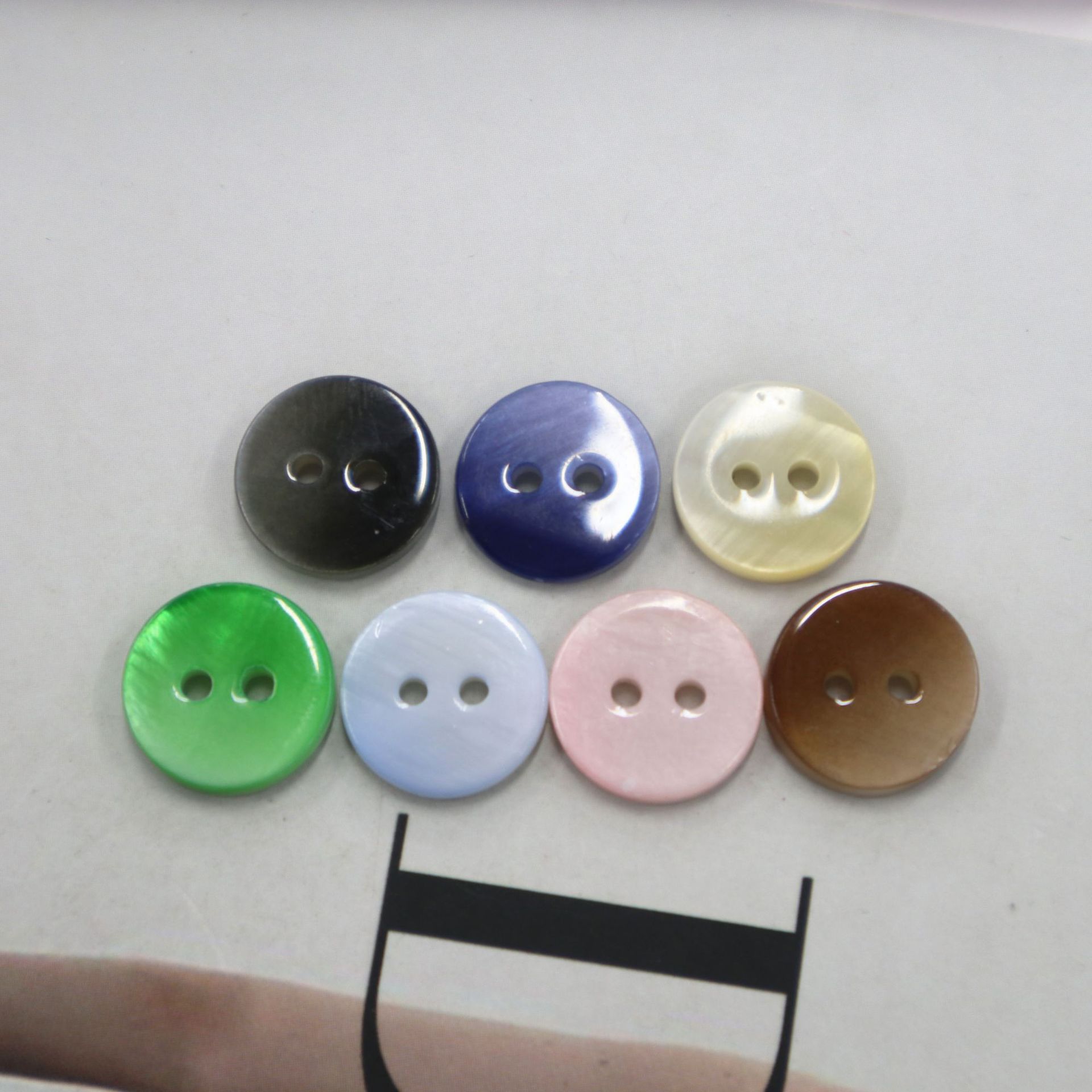 青衿新款天然两眼渐变贝壳纽扣多色淡水贝衬衫针织衫开衫毛衫扣子