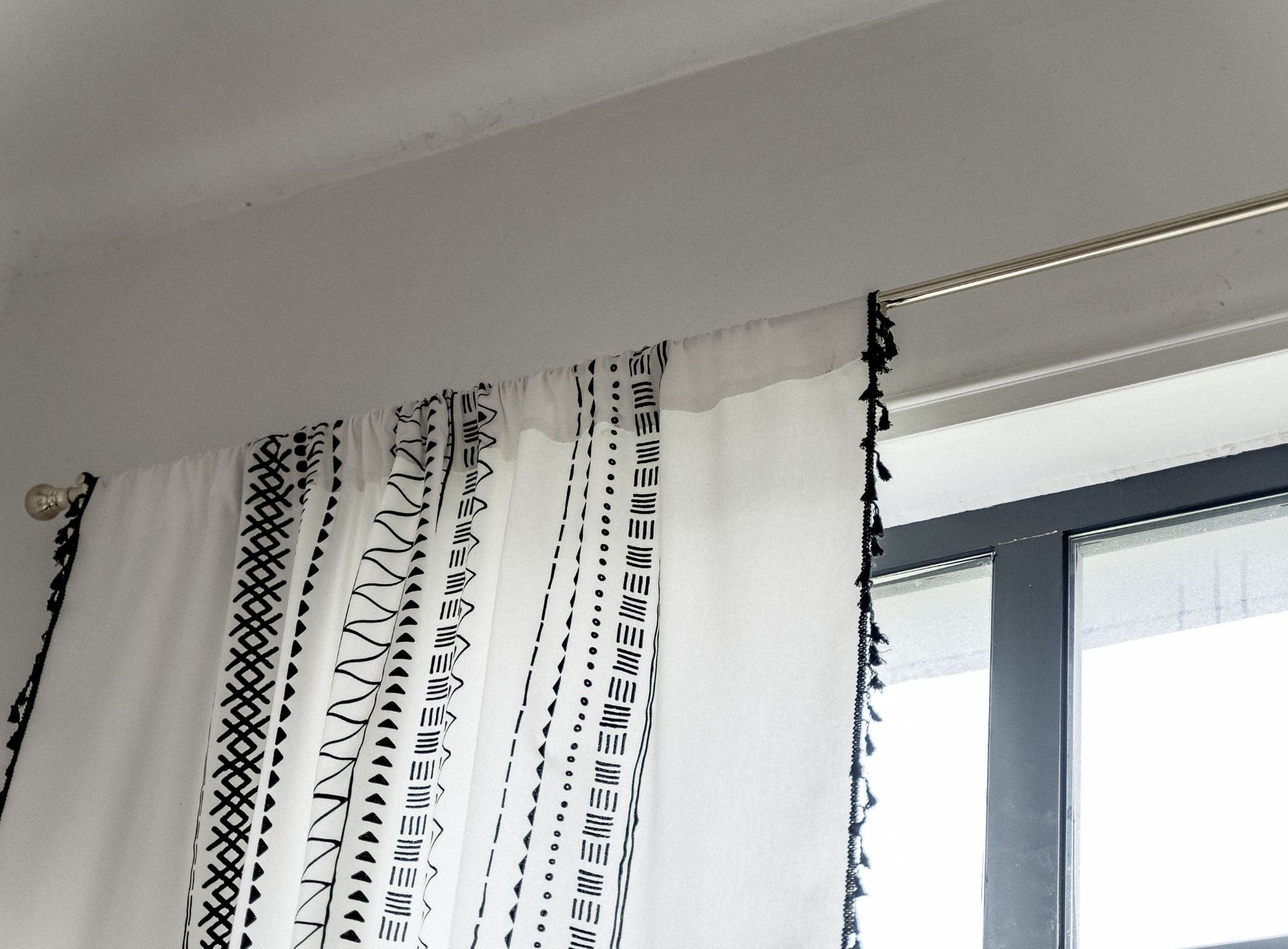 跨境热卖ins窗帘成品 免打孔穿杆式飘窗帘印花黑流苏挂钩短帘定制