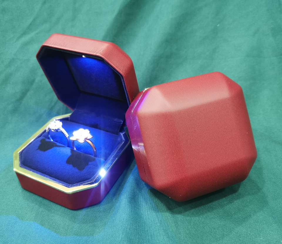 led带灯戒指盒情侣对戒钻戒盒发光婚戒盒吊坠盒项链盒-阿里巴巴
