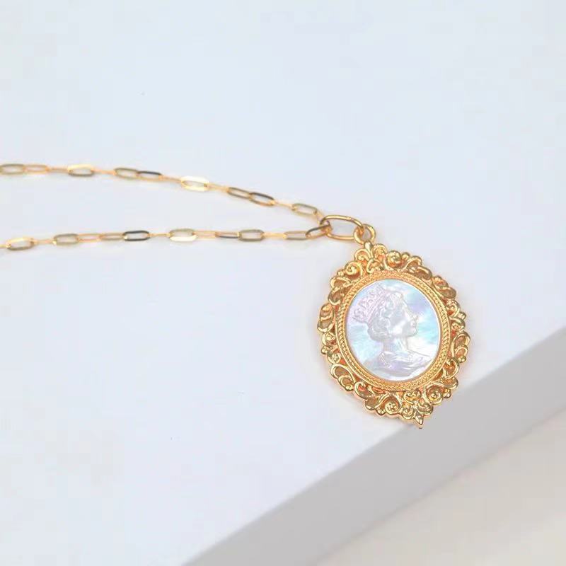 18k彩金创意镶嵌白贝女王牌吊坠au750黄金吊坠女士首饰饰品