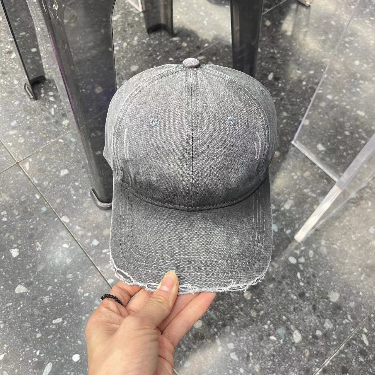 2024 New Worn Looking Washed-out Gradient Color Denim Baseball Cap American Ripped Peaked Cap Face-Looking Small Men and Women