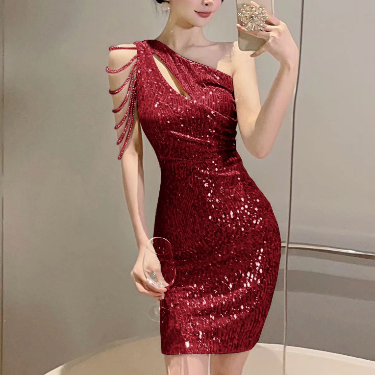 红色亮片闪闪露肩晚礼服女2024夏装新款订珠修身显瘦包臂连衣短裙